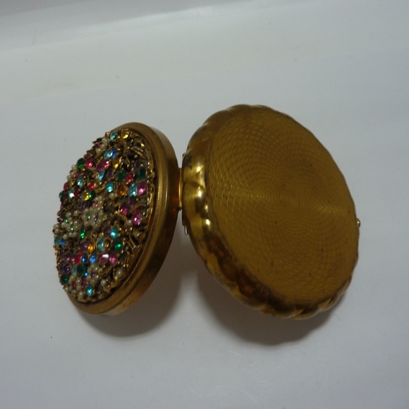 VINTAGE 1950s 3" Round  Brass Compact Encrusted w/ Jewel & Pearl Flowers - Picture 5 of 7